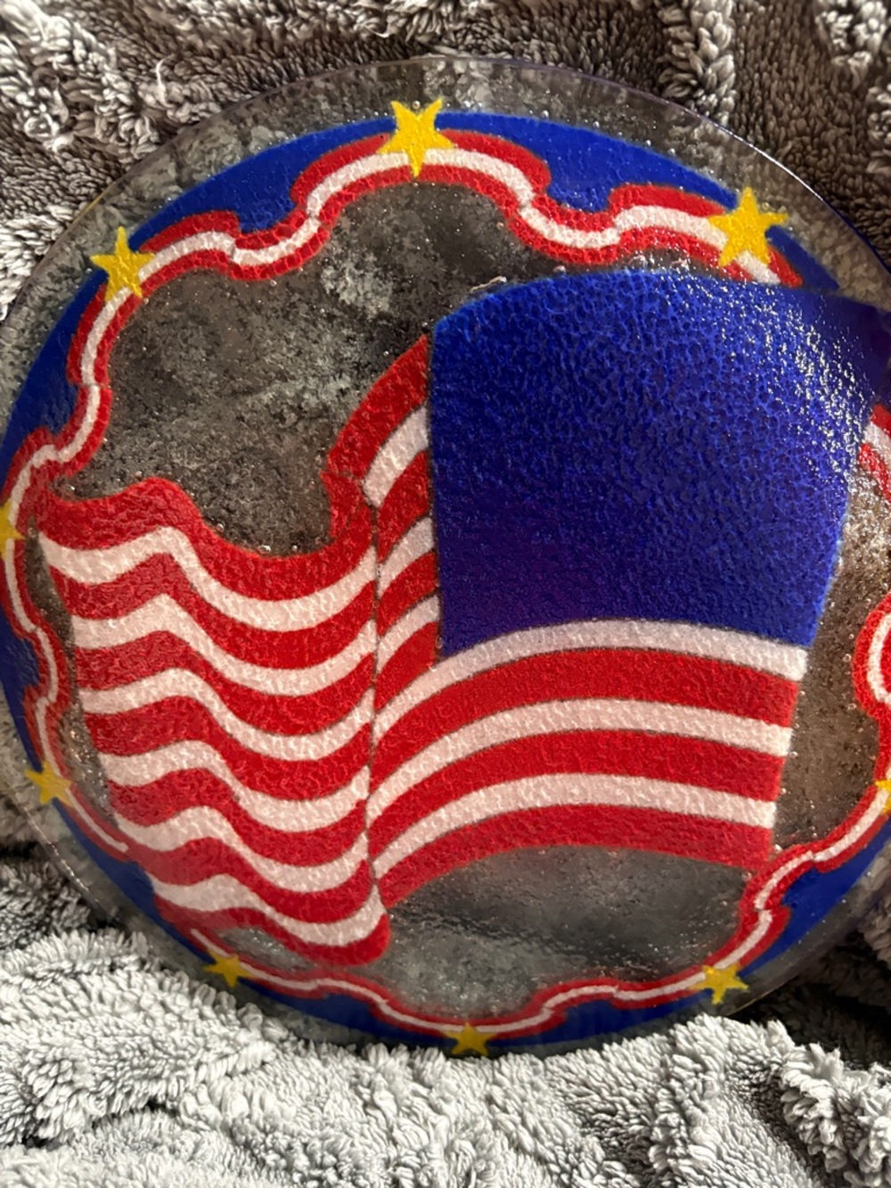 Peggy Karr fused glass plate features a vibrant American flag - Picture 4 of 4